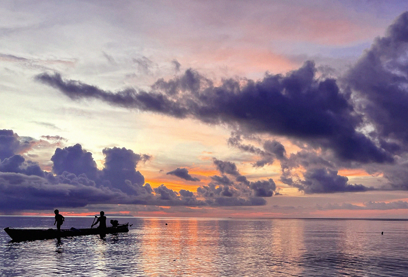 złoty zachód słońca kobaltowe chmury nad Pacyfikiem